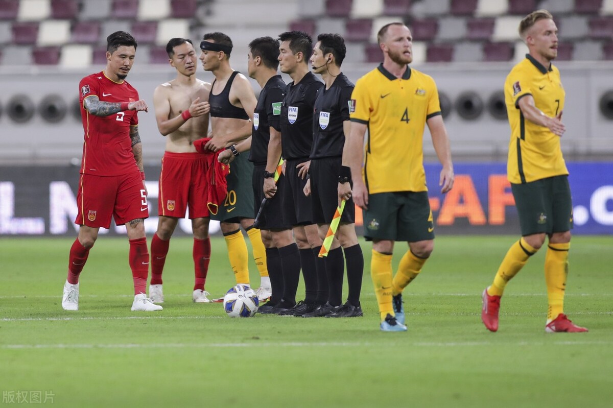 国足0-3澳大利亚，澳媒直接用“踢中国队像猫玩弄老鼠”来形容