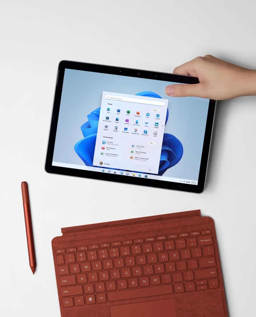 Surface 九周年之际，微软终于发布了一台“融合怪”